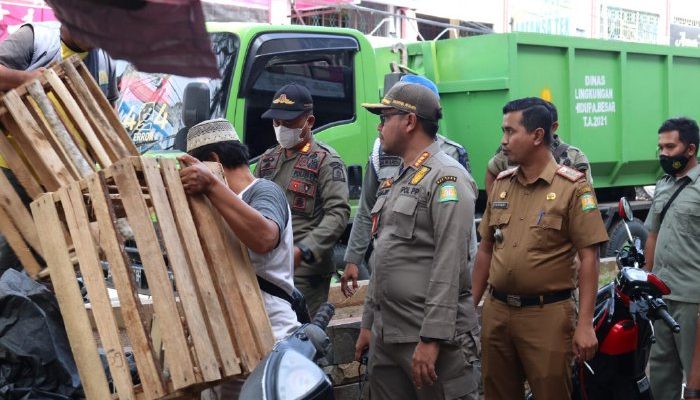 Satpol PP-WH Aceh Besar Tertibkan Pedagang Nakal Lambaro