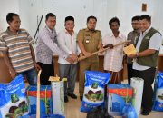 Turun Langsung ke Gampong, Pj Bupati Aceh Besar Antar Bansos UEPni untuk Kaum Disabilitas