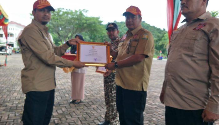 Pj Bupati Aceh Besar Terima Penghargaan sebagai Pembina Tagana Terbaik dari Pj Gubernur Aceh