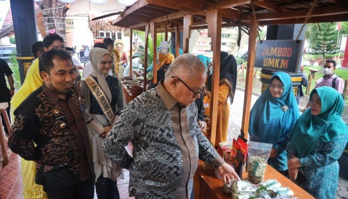 Tinjau Anjungan Aceh Besar, Sekda Aceh dan Direktur Event Daerah Kemenparekraf Dijamu Menu Khas Aceh Rayeuk