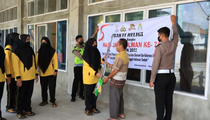Dalam Rangka Hari Jadi Polwan RI ke 74, Polwan di Subulussalam Bersihkan Lingkungan Rumah Ibadah