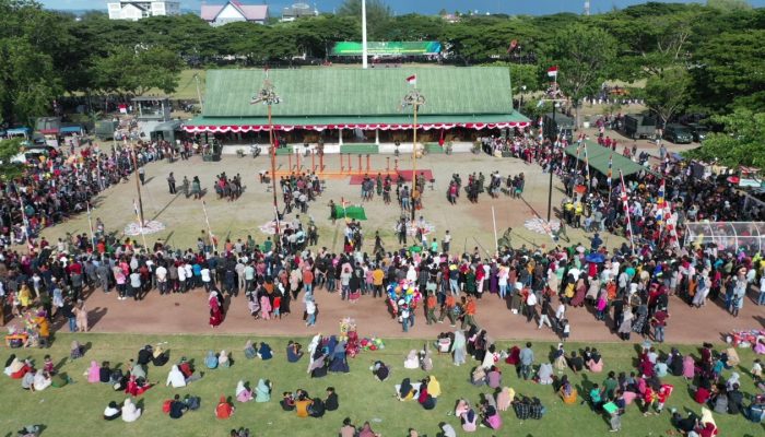 Sambut HUT RI ke-77, Lomba Panjat Pinang di Blang Padang Berlangsung Meriah