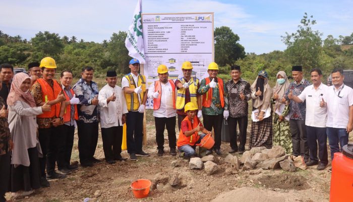 Pj Bupati Aceh Besar Letakkan Batu Pertama Pembangunan TPS3R Meunasah Kulam