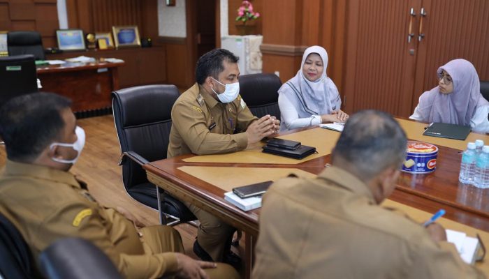 Pj Bupati Aceh Besar Serahkan Santunan Kematian dari BPJS Ketenagakerjaan untuk Ahli Waris Perangkat Gampong