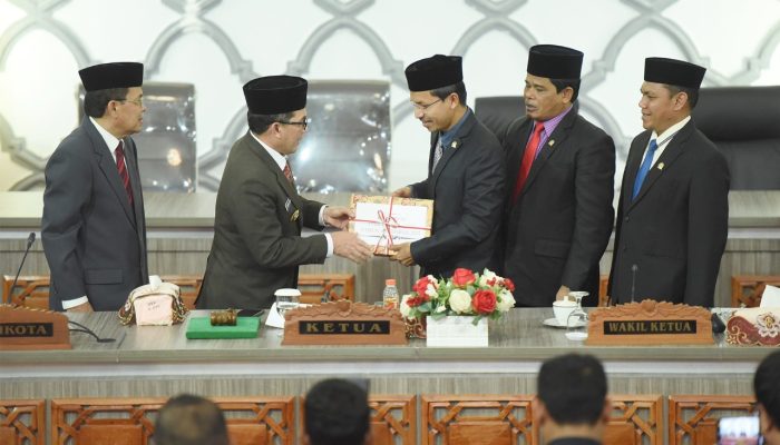 DPRK Terima Dokumen RKUA dan PPAS APBK Banda Aceh Tahun 2023 dari PJ Wali Kota