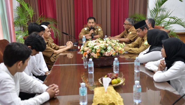 Pj Bupati Aceh Besar Lepaskan Mahasiswa Miskin Penerima Beasiswa Aceh Carong