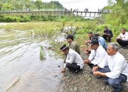 Pencarian Santri Terseret Arus, Pj Bupati Aceh Besar Gelar Doa di Tepian Krueng Brayeun