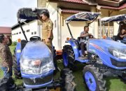 Pj Bupati Aceh Besar Serahkan 3 Unit Traktor untuk Kelompok Tani