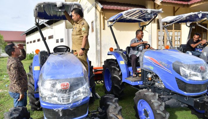 Pj Bupati Aceh Besar Serahkan 3 Unit Traktor untuk Kelompok Tani