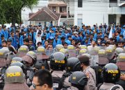 Polisi di Hujani Batu Oleh Pendemo, Fasilitas Negara dan Fasilitas umum pun Rusak