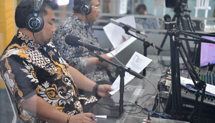 Pj Bupati Aceh Besar dan Guru Besar UIN Ar-Raniry Jadi Pembaca Berita di RRI Banda Aceh