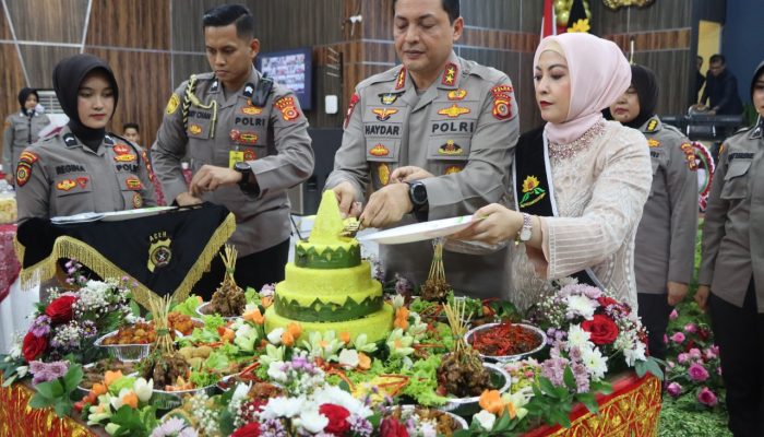Syukuran Hari Jadi Ke 74 Polwan RI Di Polda Aceh Ditandai Pemotongan Nasi Tumpeng
