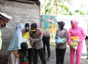 Kapolres Serahkan 250 Paket Sembako Bagi Masyarakat Kurang Mampu di Kabupaten Simeulue