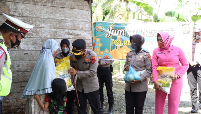 Kapolres Serahkan 250 Paket Sembako Bagi Masyarakat Kurang Mampu di Kabupaten Simeulue