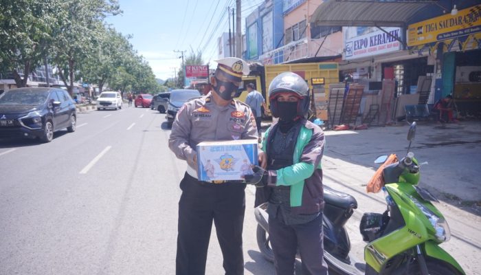 Sambut Hari Lalu Lintas Bhayangkara Ke 76, Ditlantas Polda Aceh Bagi Puluhan Paket Bansos