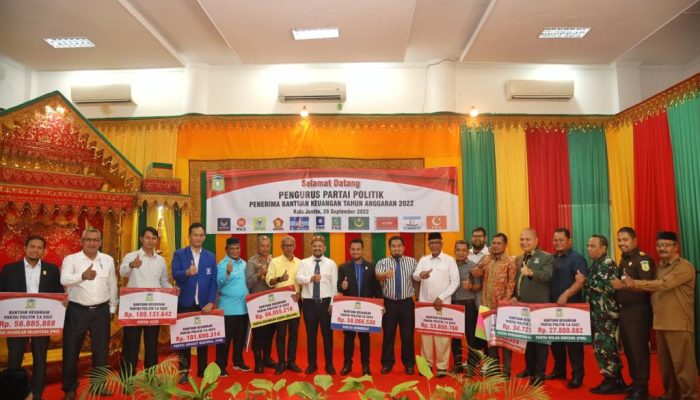 Pj Bupati Aceh Besar Serahkan Bantuan Keuangan untuk Parpol