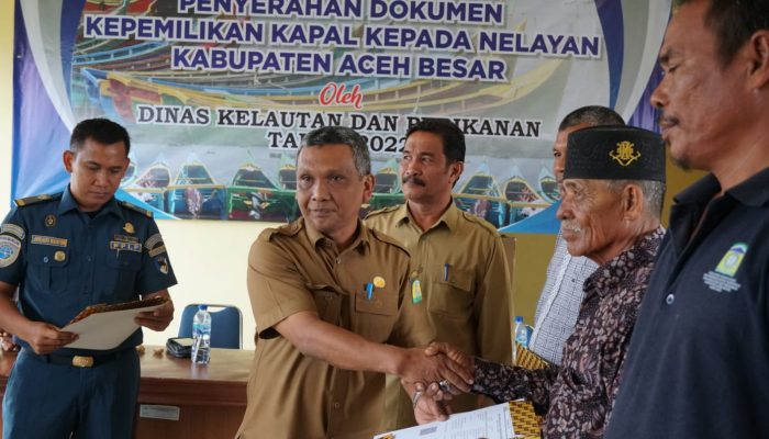 Pemerintah Aceh Besar Serahkan 172 Dokumen Resmi Kepemilikan Kapal Nelayan