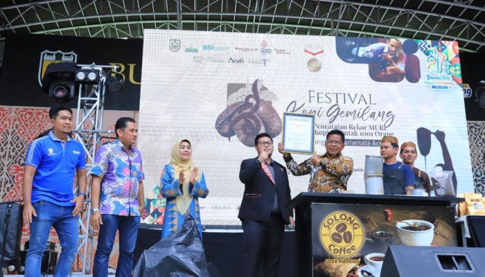 Banda Aceh Cetak Rekor MURI 1001 Saring Kupi Serentak