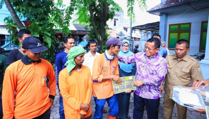 Wali Kota Serahkan Zakat untuk 606 Petugas Kebersihan