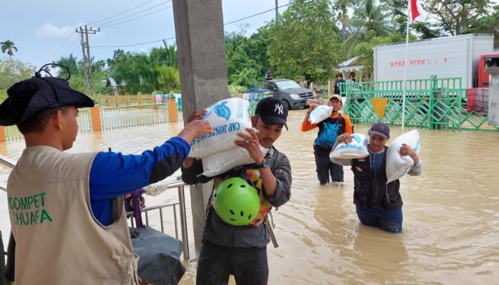 Respon Banjir Aceh Utara, Dompet Dhuafa Aceh Bersama PT Citra Bintang Familindo Salurkan Satu Ton Beras