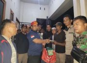 Sejenak Damkar Padamkan Api, Pj Bupati Aceh Besar Serahkan Bantuan Masa Panik Kebakaran di Meunasah Papeun