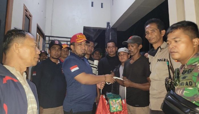 Sejenak Damkar Padamkan Api, Pj Bupati Aceh Besar Serahkan Bantuan Masa Panik Kebakaran di Meunasah Papeun