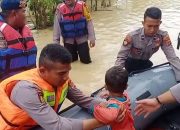 Brimob Bersama Polisi Aceh Utara Gunakan Rubber Boat Bantu evakuasi Korban Banjir