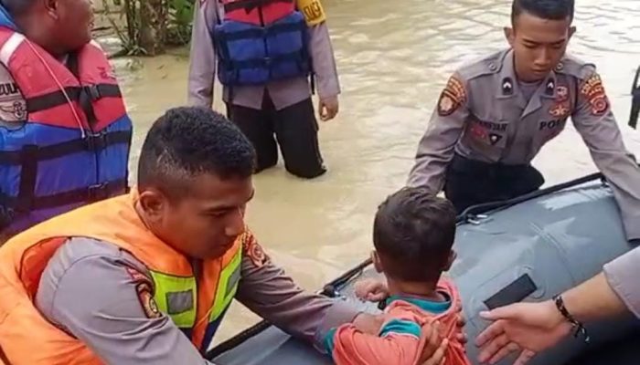 Brimob Bersama Polisi Aceh Utara Gunakan Rubber Boat Bantu evakuasi Korban Banjir