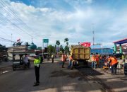 Kasat Lantas Polres Aceh Tamiang Bersama Anggotanya Tambal Jalan Berlobang