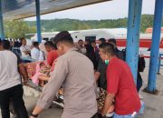 Polisi di Sabang Bantu Naikkan Pasien ke Kapal Untuk Berobat ke Banda Aceh