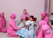 Bhayangkari Aceh Selatan Beri Bantuan 1 Kursi Roda Untuk Anak Polisi Yang Sakit