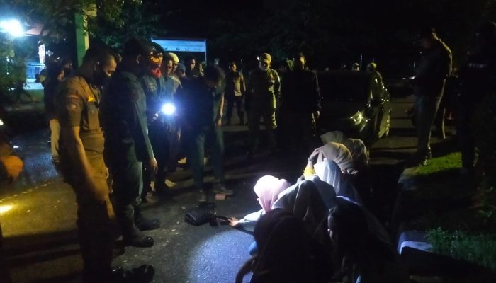 Muspika Meuraxa Bersama Satpol PP dan WH Kota Banda Aceh Amankan 11 Wanita Beserta Botol Miras di Ulee Lheue