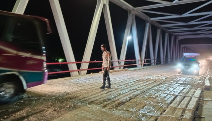 Personel Polsek Peudada, Kawal Arus Lalu Lintas di Jembatan Rangka Baja Hingga Malam Hari