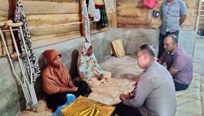 Kapolsek Jeunib Berbagi Dengan Warga Kurang Mampu dan Sakit Menahun