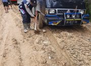 Wujud Quick Respon Bhabinkamtibmas Polsek Tamiang Hulu Saat Banjir, Evakuasi Kendaraan di Jalanan Yang Berlumpur