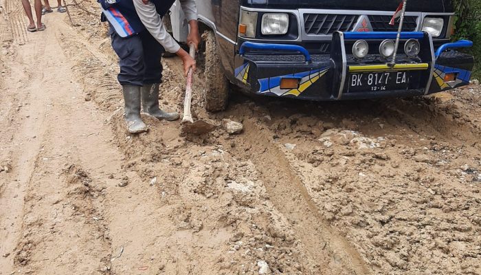Wujud Quick Respon Bhabinkamtibmas Polsek Tamiang Hulu Saat Banjir, Evakuasi Kendaraan di Jalanan Yang Berlumpur