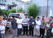Farid Nyak Umar Serahkan Ambulan untuk Warga Gampong Keuramat