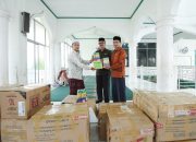 Farid Nyak Umar Serahkan Bantuan APE Kepada Sejumlah TPQ