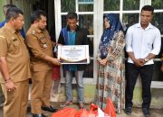 Pj Bupati Serahkan Bantuan Mensos untuk Ahli Waris Korban Banjir Brayeun