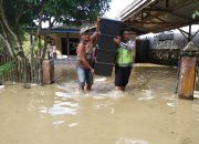 Polantas Aceh Tamiang Lakukan Tugas Humanis Bantu Evakuasi Korban Banjir
