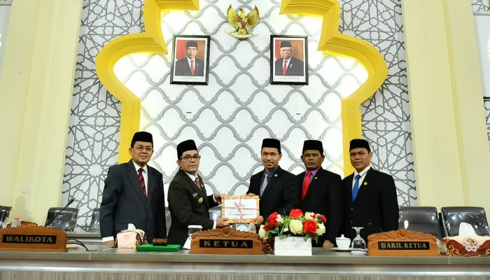 Bakri Siddiq Serahkan RKUA-PPAS Tahun Anggaran 2023 ke DPRK