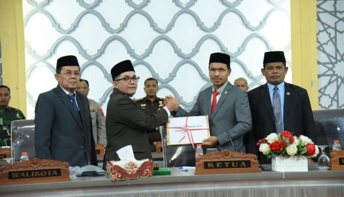 DPRK Banda Aceh Terima Dokumen Raqan APBK 2023 dari Eksekutif
