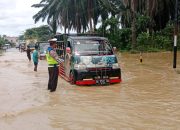 Polantas Aceh Tamiang Atur Arus Lalulintas di Sejumlah Lokasi Banjir