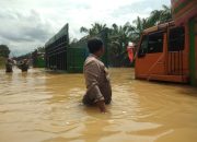 Polisi Bersama Marinir Bantu kenderaan Terjebak Banjir di Perbatasan Aceh Tamiang