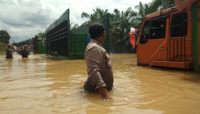 Polisi Bersama Marinir Bantu kenderaan Terjebak Banjir di Perbatasan Aceh Tamiang