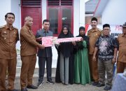 Farid Nyak Umar Serahkan Dua Unit Rumah Bantuan untuk Korban Kebakaran di Gampong Keuramat