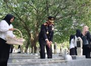 Kapolda Aceh Tabur Bunga di Taman Makam Pahlawan