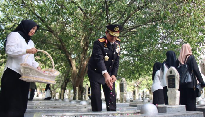 Kapolda Aceh Tabur Bunga di Taman Makam Pahlawan