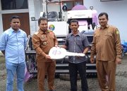 Pj Bupati Aceh Besar Serahkan Bantuan Combine Harvester Besar kepada Petani Bantuan DPR RI