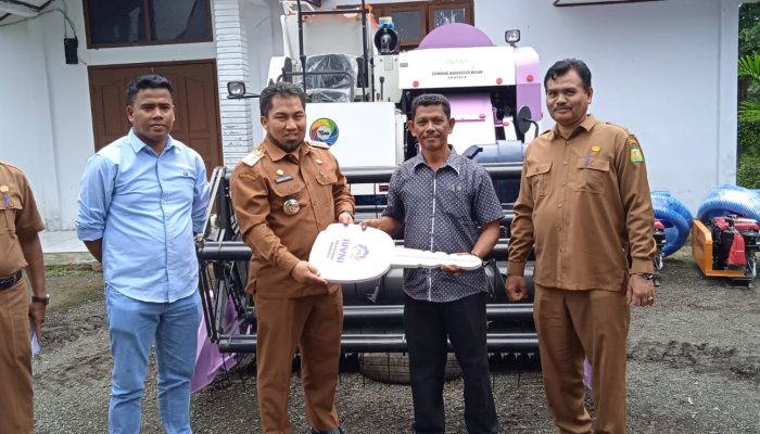 Pj Bupati Aceh Besar Serahkan Bantuan Combine Harvester Besar kepada Petani Bantuan DPR RI